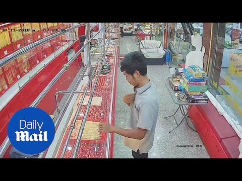 Thief tries to steal gold chain only to find the store door locked