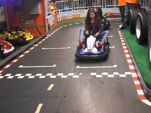 corrida de kart com uma disputadíssima briga pela liderança da prova