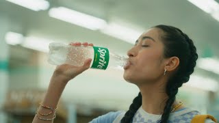  Dos mujeres ven a un hombre dejar su jabón