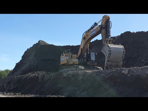 Memories of summer!! 🤩 Cat 374 F LME bombin’ Doosan’s with dirt, supported by brand new Cat D8 T