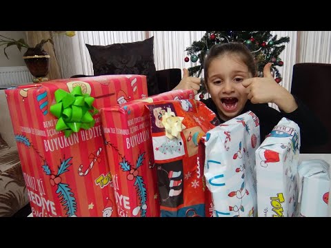 Lina Yeni Yıl Hediyelerini Açıyor | Funny Kids Video