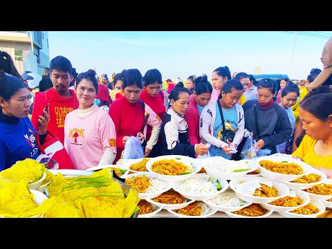 Cambodian street food for factory workers, Food In Front Of Garment Factory - Breakfast, Snacks