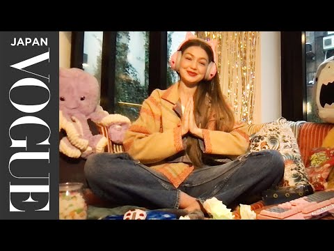 ジジ・ハディッドのソファから、著せ替えゲーム実況をお屆け。| VOGUE JAPAN (ジジ・ハディッドのソファから、着せ替えゲーム実況をお届け。| VOGUE JAPAN)