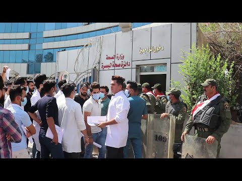 شاهد بالفيديو.. البصرة .. تظاهرة لذوي المهن الصحية تطالب بصرف رواتبهم المتأخرة #المربد
