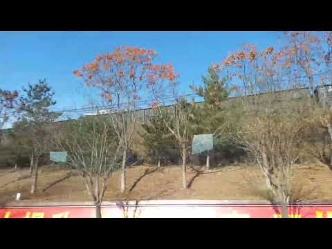 Chengde, província de Hebei, China Correndo paralelamente a um trem de carga China National Railways China Freight