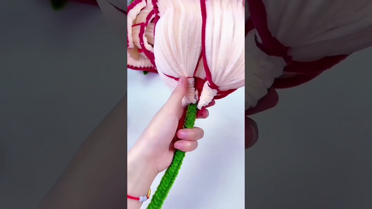 DIY gift pipe cleaner rose flowers #handmade #diy #gift #diyflowers #diycrafts #flowercraft #flower