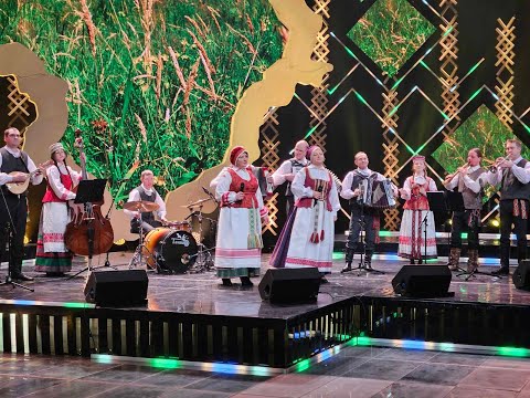 Linksmuolė liaudies dainų pynė - Laukuose dobilas