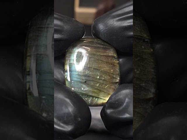 حجر الطاؤوس لابرادورايت طبيعي