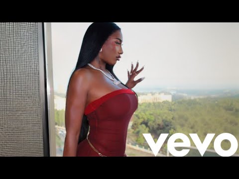 Videoclip de Doggy — Aya Nakamura