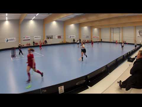 2.10.2019 FC Tuusula B-tytöt - Tiikerit C-tytöt - voittolaukauskilpailu Tuusulan salibandyhalli