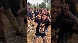 Download lagu Cewek Cantik Moshing/Headbang 🤘🤘 mp3