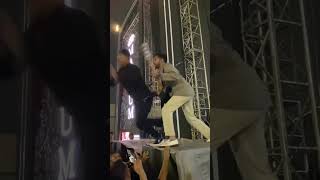 Momen Dustin "Stage Diving" Di Panggung Distorsi Keras #shorts