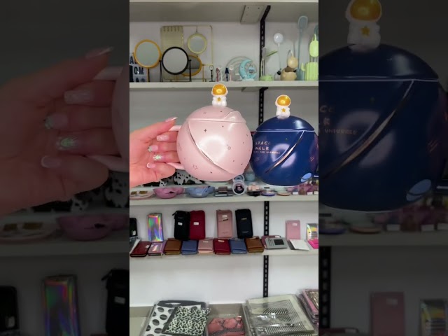 Vídeo relacionado con Taza de Astronauta Kawaii - Planeta en Relieve Espacial, Cerámica Linda Con Tapa y Cuchara para Café, Té y Leche - Regalo Divertido de Cumpleaños (Azul)