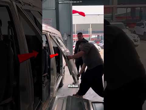 El Hombre Revisa Su Coche Tras El Taller 😮