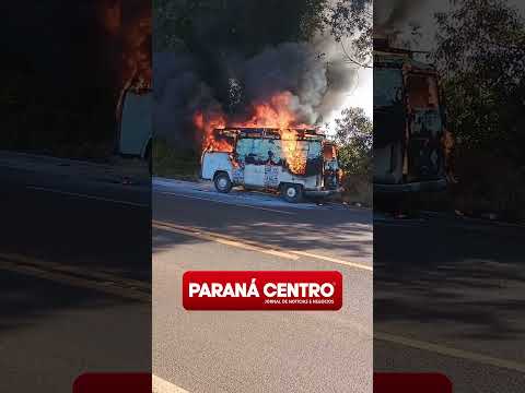 Kombi é destruída por incêndio na PR-466