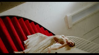 Musik-Video-Miniaturansicht zu Slow Motion Songtext von Charlotte Lawrence