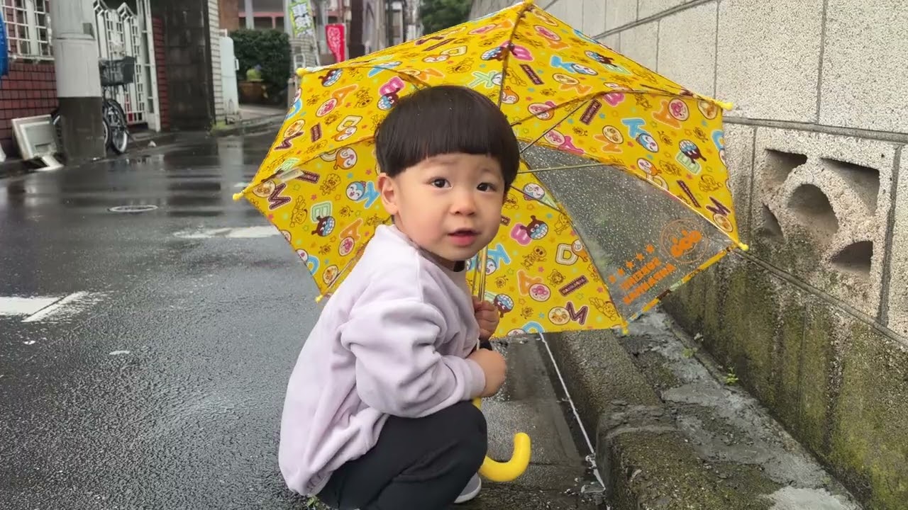 2y7m3d No 2 雨の日のお散歩。排水口がきになる