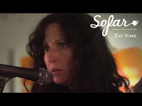 Evi Vine - Give Your Heart To The Hawks | Sofar Oxford