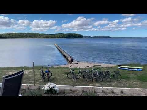 Moderatorin Carmen Hentschel stellt den CoLiving Space "Project Bay" auf Rügen vor