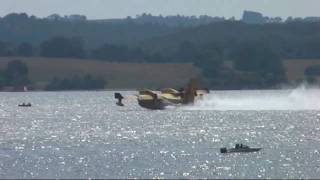 preview picture of video 'Blusvliegtuigen op het meer van Pareloup (Zuid Frankrijk) - Augustus 2009'