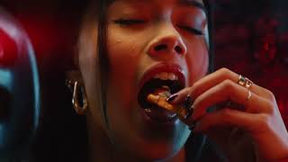 KFC Parejas comiendo papas con pollo en el auto