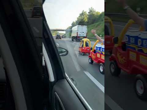 Schwer bewaffnet! 🫡 #fy #bollerwagen #humor #car #autobahn #cozycoupe #partymusik #letsgetviral