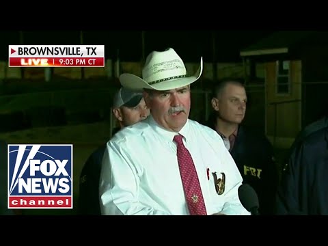 용의자가 체포된 후 텍사스 관리들이 언론에 말하다