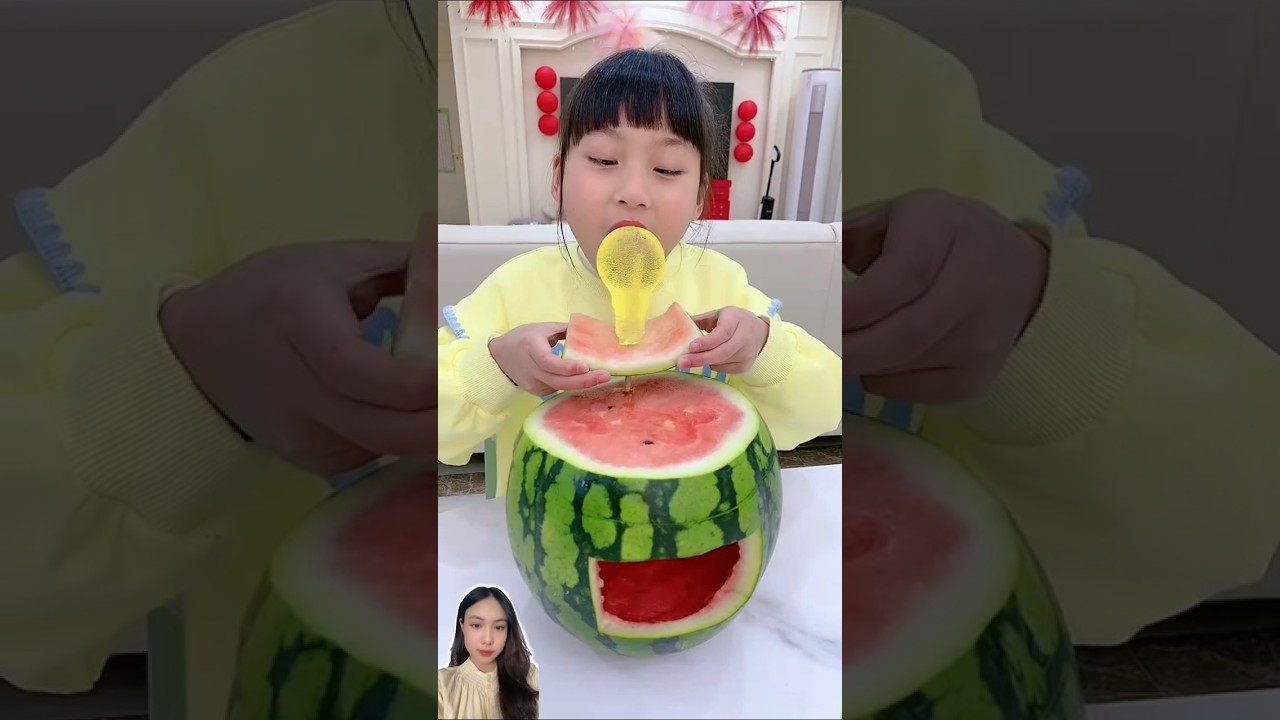 Chị gái giúp em trai biếng ăn