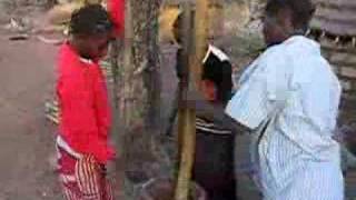 preview picture of video '2005 Senegal - Ethiolo Moliendo grano'