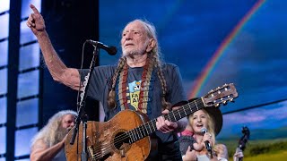 Willie Nelson &amp; Family - It&#39;s All Going to Pot (Live at Farm Aid 2019)