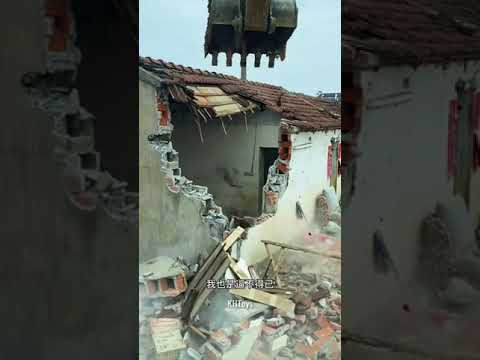 Destruindo a casa com uma escavadeira 😱 #shorts