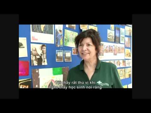 Vietnam Journal 28/10/2011 Australian woman enjoys art teaching in Hanoi