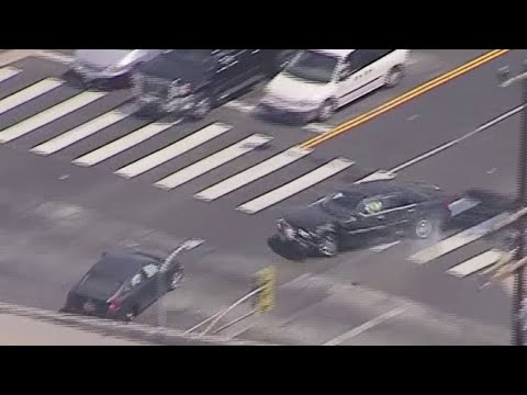 Los Angeles chase ends in crash; suspect attempts to flee on foot