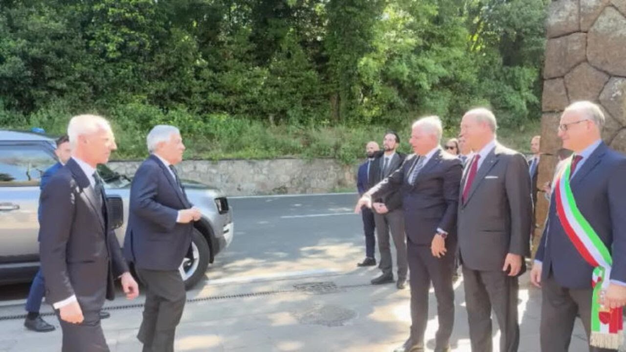 Tajani depone una corona d'alloro alle Fosse Ardeatine in occasione del 25 aprile