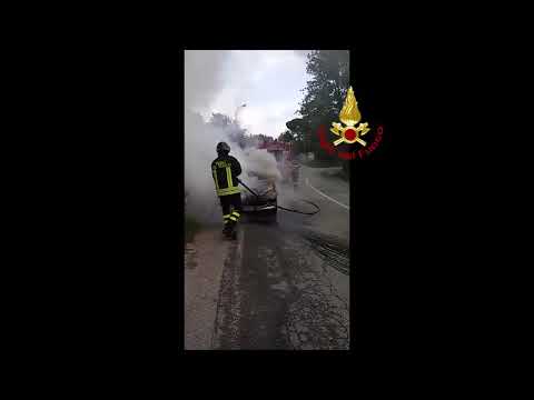 AUTO IN FIAMME IN VIA CHIANTIGIANA, IN AZIONE I VIGILI DEL FUOCO DI SIENA