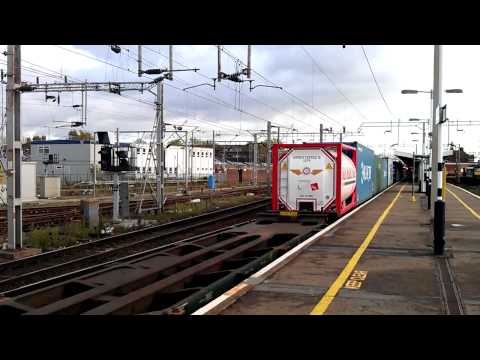 Freightliner 90048 accelerates through Colchester North