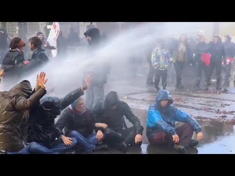 Gli idranti della polizia in azione contro i militanti di ASKATASUNA a TORINO