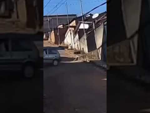 Vehículo vuelca y cae a un Barranco en María Da Fe Minas Gerais