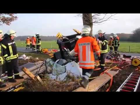 20-jährige Autofahrerin bei Autounfall eingeklemmt