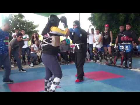 Primer pelea femenil amateur de kick boxing 1er round
