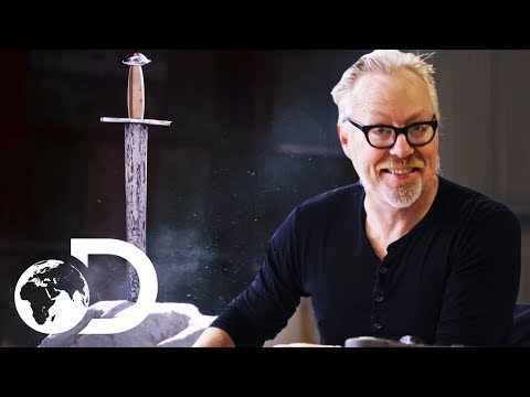 アダムのメテオライトソードのデザインはアーサー王のエクスカリバーにインスパイアされています。 (Adam's Meteorite Sword's Design Is Inspired By King Arthur's Excalibur | Savage Builds)