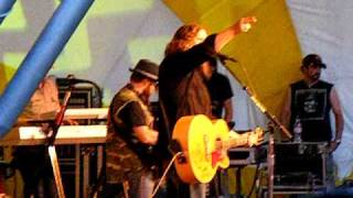 Jamey Johnson Mowin Down The Roses. Down by the riverside free concert Rochester MN.