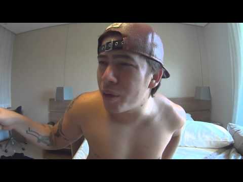 MY MOTHER ENSLAVES ME (MINHA MÃE ME ESCRAVIZA)