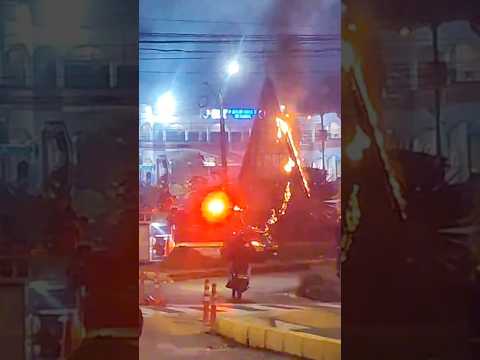 Buscan al responsable de prender fuego al árbol de Navidad en Guarne, Antioquia. Todo quedó grabado