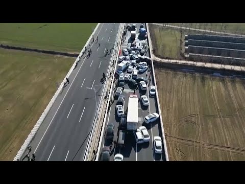 Massencrash auf Autobahnbrücke: Hunderte Fahrzeuge verkeilt