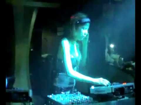 Em DJ 9X Myno ở vũ trường Phương Đông