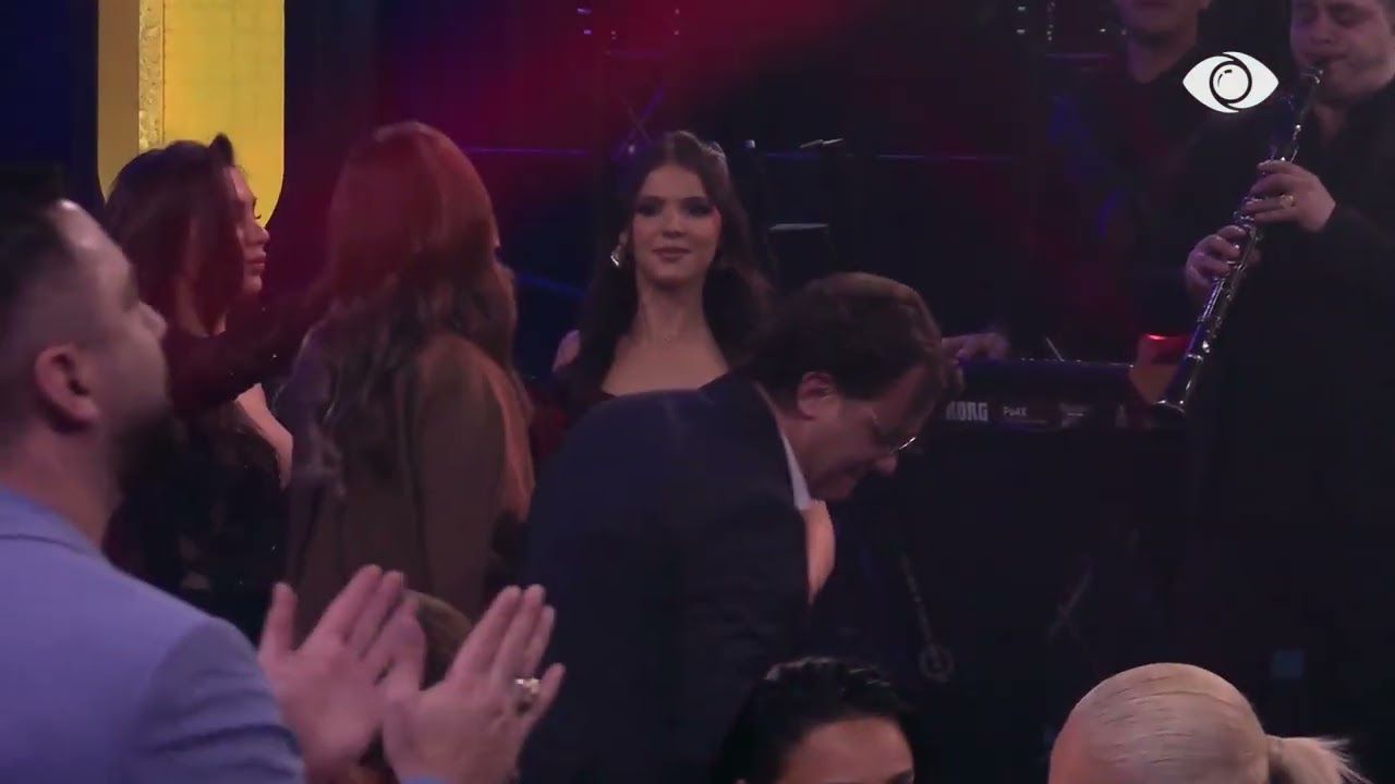 Ndizet atmosfera/ Banorët i bashkohen Ylli Bakës, kërcejnë e këndojnë nën ritmet e muzikës popullore