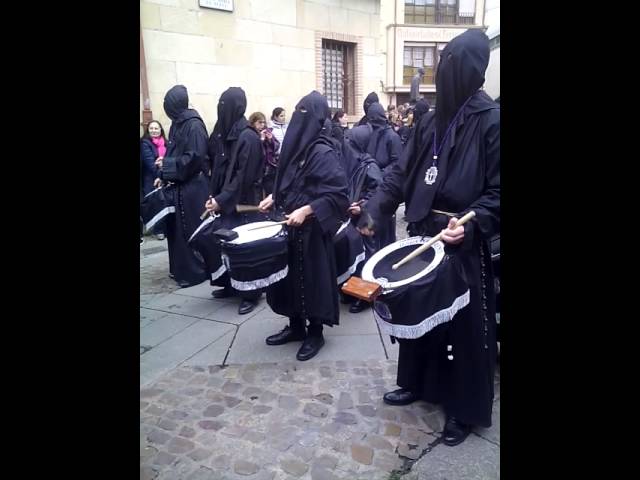 Vídeo relacionado con Camiseta Semana Santa. Solo Entiende mi Locura quien comparte mi pasión. Camiseta Divertida para cofrade, capillita, costalero, nazareno, catolico, agrupacion Musical, Banda cornetas y Tambores. (XL)