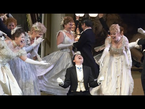 The cast at the Wiener Staatsoper sings 'Im Feuerstrom der Reben' from DIE FLEDERMAUS