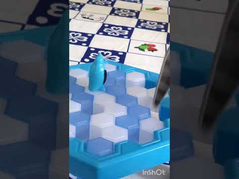 Jogando com o filho um jogo divertido "Quebra gelo Pinguim" #shorts